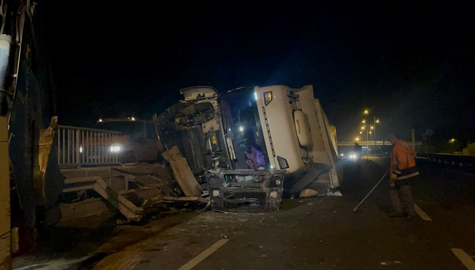 eskisehir ankara yolunda tir devrildi ulasimda aksama yasandi SWZVgcHR.jpg