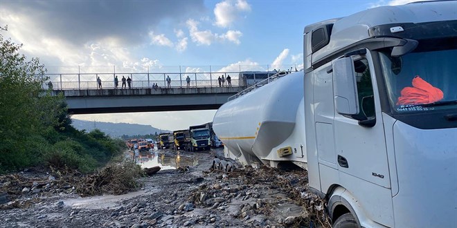 hatayda saganak sele yol acti caddeler gole dondu otoyol kapandi LWssIy7x.jpg