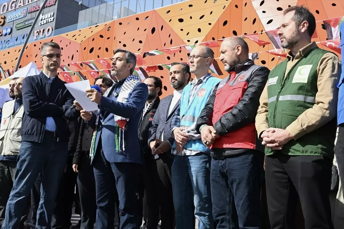 istanbulda gazzeye umut ol kampanyasi PpEagsyH.jpg