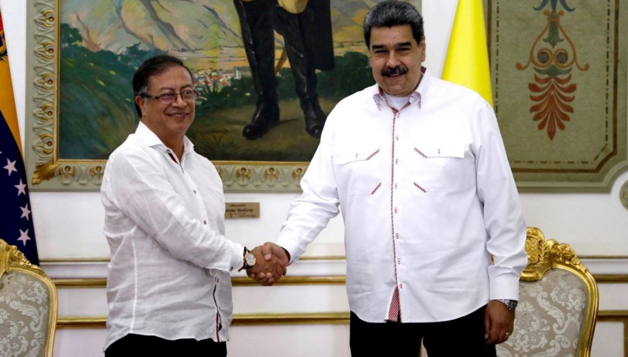 madurodan petroya destek biz siyam ikizleri gibiyiz EvAv1MQA.jpg