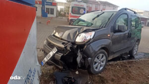 tokatta bir arac akaryakit istasyonunun tabelasina carpti 3 kisi yaralandi LKGWNv3k.jpg