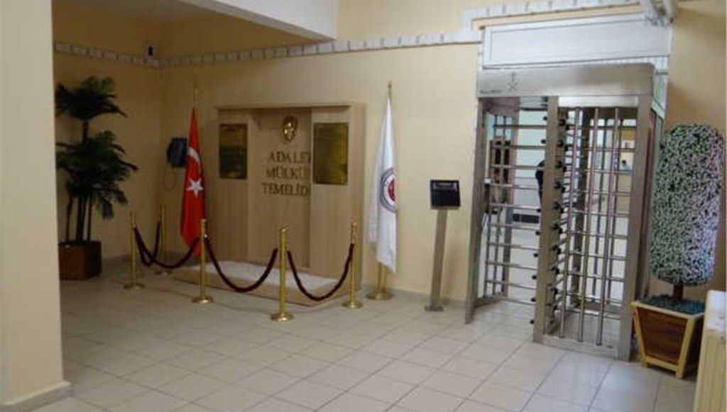 cezaevindeki acik gorustebabasi tarafindan dovulen cocuktan haber var AxFZh5kM.jpg