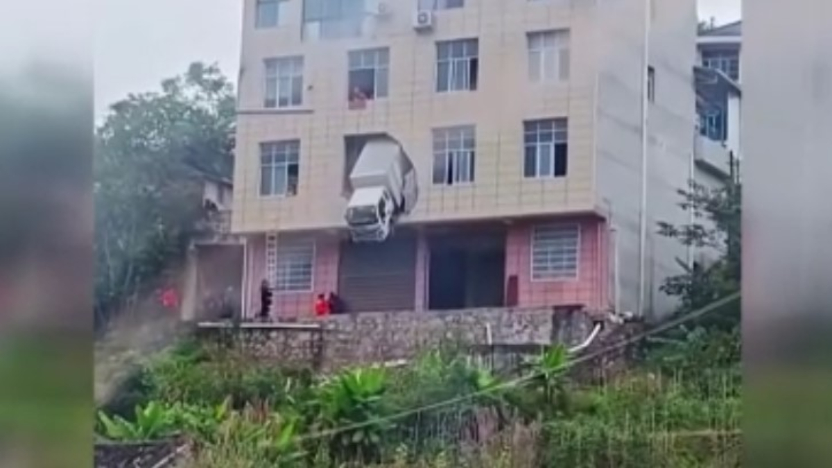 cinde kontrolden cikan kamyon bina duvarini asti vXgijuJd.jpg