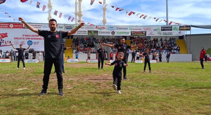 3 Yaşındaki Ardenalp, Halk Oyunları Gösterisinde Göz Doldurdu
