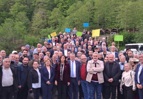 arhavililer-ciftekoprude-planlanan-maden-ve-hes-projelerini-protesto-etti-AsqIH5xa