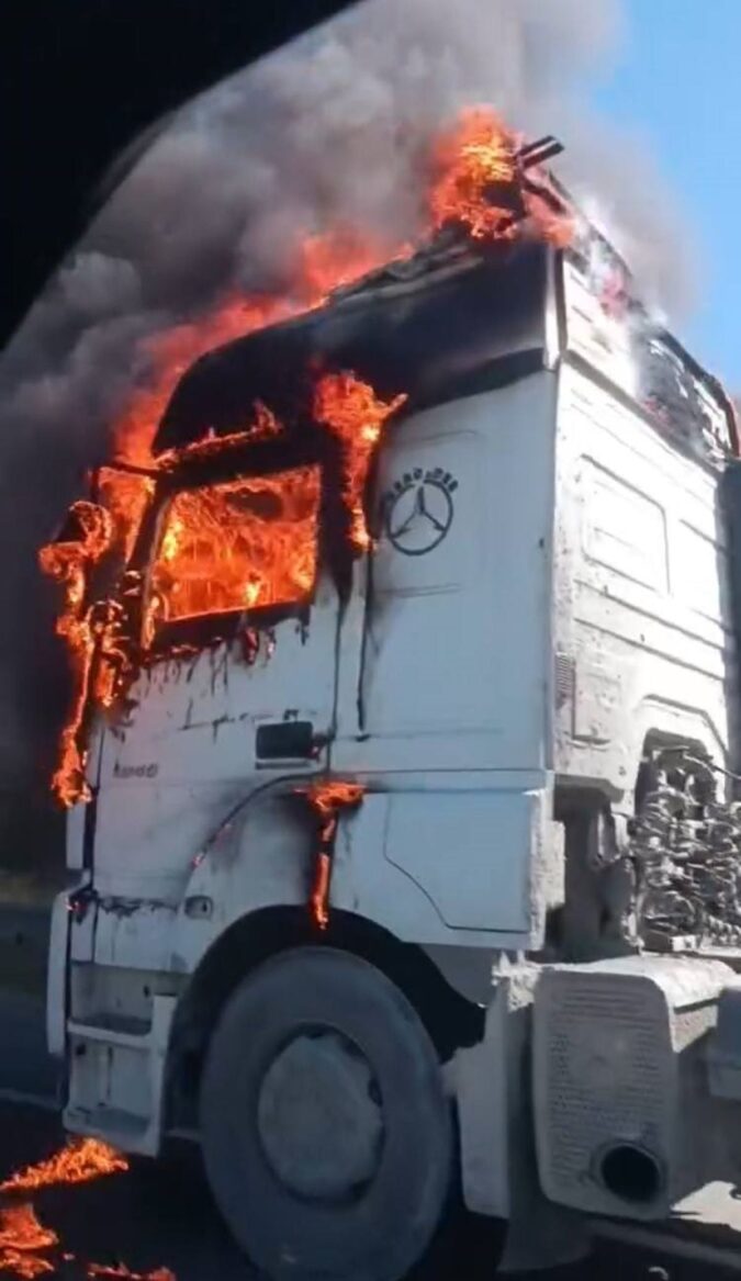 Eyüpsultan’da TIR Yangını: Araç Kullanılamaz Hale Geldi