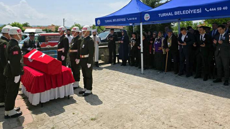 tokattan-istanbula-huzunlu-nakil-sehit-ugur-sagdicin-kabri-tasindi-a29yBh4c