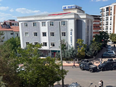 Akp il binasi onunde supheli paket panigi bina tahliye edildi WXWFWuCe