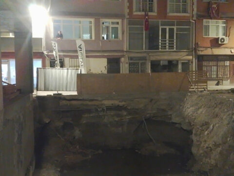 Insaatin temeli bir anda kaydi koca sokak trafige kapatildi neTFHRIi